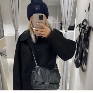 väska - jättesnygg och får plats med mycket saker! kedjan har tappat lite färg men inget man tänker på