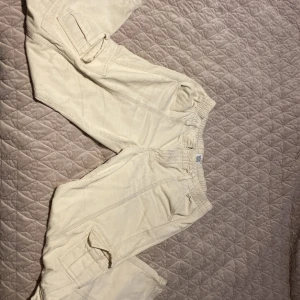 Urban outfitters y2k cargopants - Lowaist cargo jeans från urban outfitters som inte riktigt är min stil längre. Jag köpte de för 750 kr och den ör använt ett par gånger. Pris går att diskutera💕