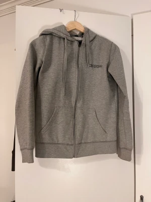 Kappa zip up - Grå zip up hoodie i märket kappa. Knappt använd