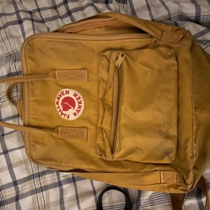Fjällräven kånken ryggsäck gul MEDIUM - äkta fjällräven kånken ryggsäck i färgen mustard yellow köpt 2020, skriv för flera bilder, storlek medium 