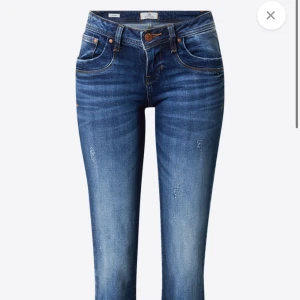 Lågmidjade jeans ltb  - Lågmidjade ltb jeans, mörkblå i storlek 27/30. Jättefint skick men tyvärr för korta❤️ nypris: 799kr