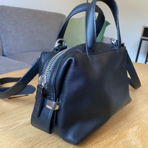 Zara väska - Zara Utmärkt skick   Höjd: 13 cm Bredd: 10 cm Längd: 23 cm  + adjustable straps!