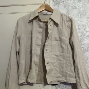 Sommar jacka - Tyg jacka från Na-kd. Använd en gång. Säljer pga inte min stil. 