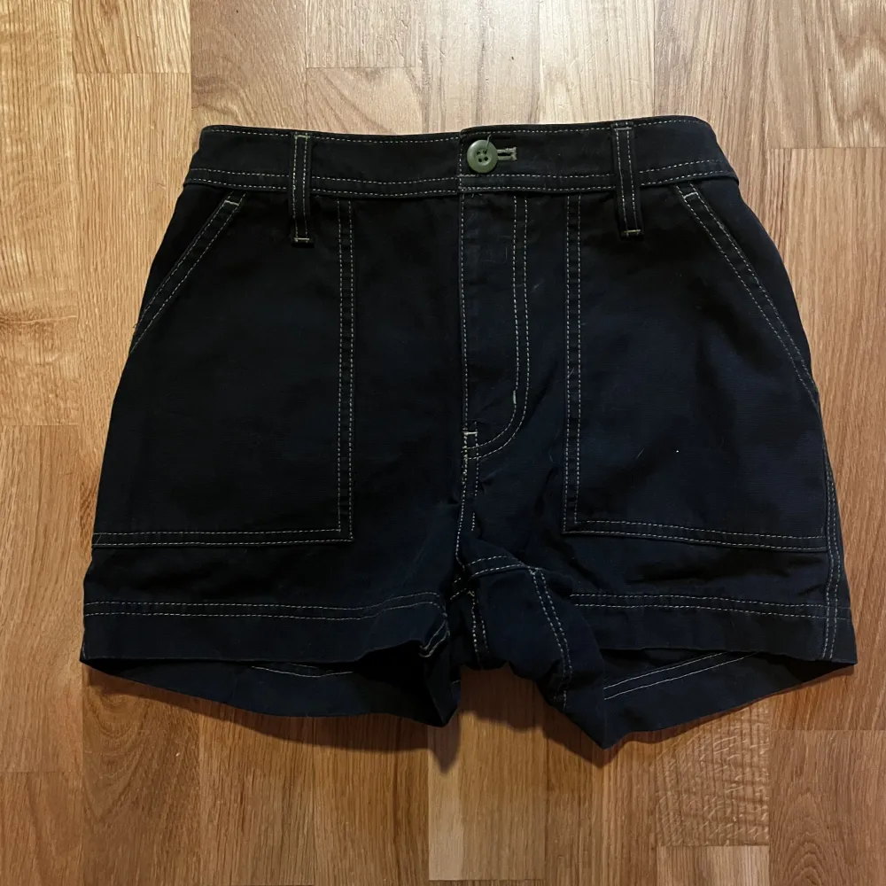 Mörkgröna vans-shorts i storlek xs/23:) Använda enstaka gånger! Pm för mer bilder/info<3. Shorts.