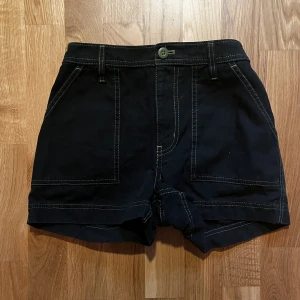 Vans shorts - Mörkgröna vans-shorts i storlek xs/23:) Använda enstaka gånger! Pm för mer bilder/info<3