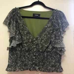 Blommig blus - Enligt mig en vrål söt blus. Är storlek 1xl från märket cider. Endast provad några gånger men aldrig buren ute. Var lite minsta laget i bysten för mig då det är knappar i fram och det glipade lite för mycket för min smak. 