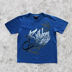 Y2K Vintage Billabong T-shirt - En blå cool vintage Billabong tisha. I fint skick. Snygg fit och färg. Mått: längd 63,5 cm, axlar 45 cm, bröstkorg och hemm 52 cm. För fler bilder kontakta mig ⚡️