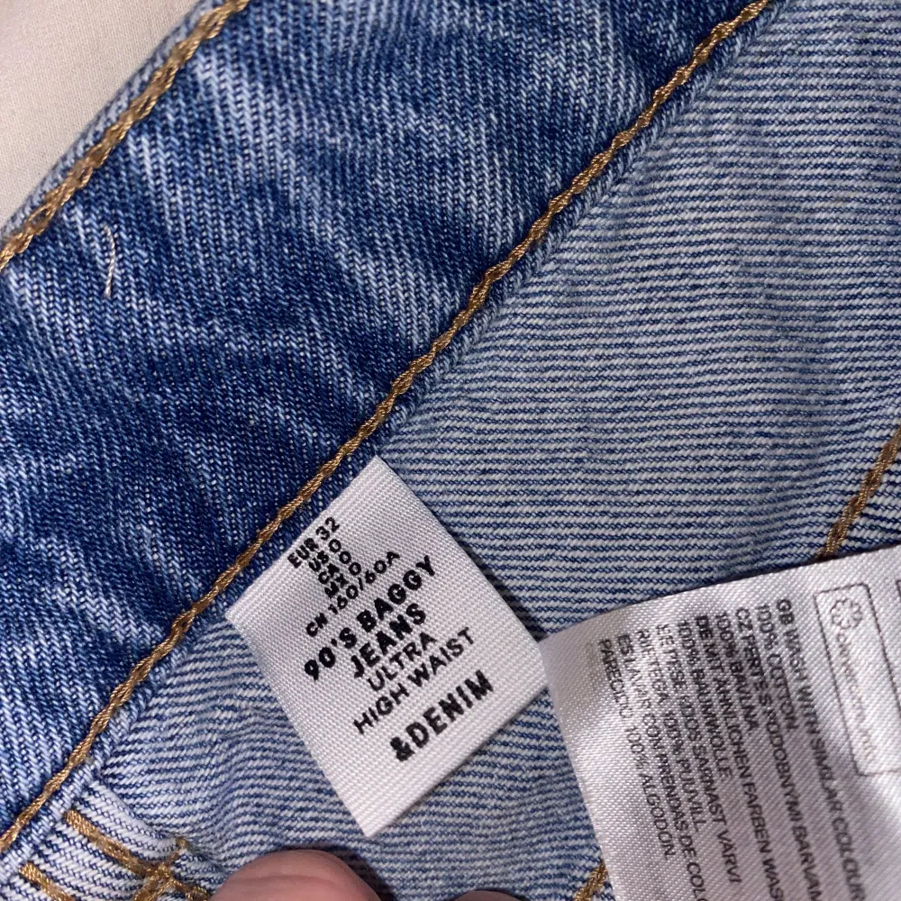 Jeans från H&M i modellen 90’s baggy jeans ultra high waist. Använda och tvättade en gång så de är så gott som nya. . Jeans & Byxor.