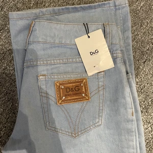DOLCE&GABBANA lowwaist jeans - Säljer dessa tvär snygga lågmidjade dolce & gabbana jeans i storlek 27! Av den anledning att de tyvärr va för stora på mig. Prislappen är kvar och är derför i toppkvalitet! Köptes av en annan plickare💘Skriv om ni har fler frågor. 