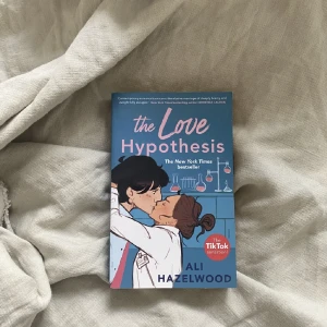 the love hypothesis bok - Helt oläst pocketbok, som ny🩷60kr. 