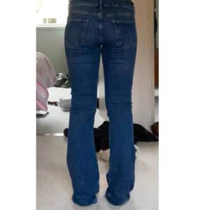 Low/mid-waist blå jeans från ZARA. Midjemått(rakt över): 37cm Innerbenslängd: 81cm Längs ner: 22cm