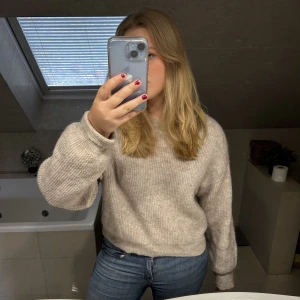 Stickad tröja - Använd fåtal gånger, skulle säga att den är lite beige/grå/brun i färgen