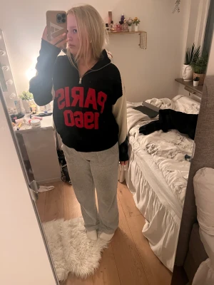 Stickad tröja  - Säljer denna stickade tröja då den ej kommer till användning, köptes i sommars och nästa aldrig använd💓