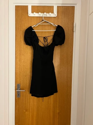 Klänning  - Jättefin klänning från zara med öppen rygg. Storlek M men liten i storleken. 