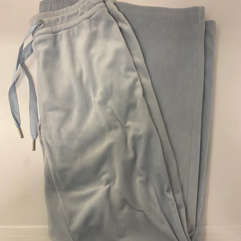 Velour byxa i ljusblå färg från Gina tricot, byxorna är i xs de men passar också S!. Jeans & Byxor.