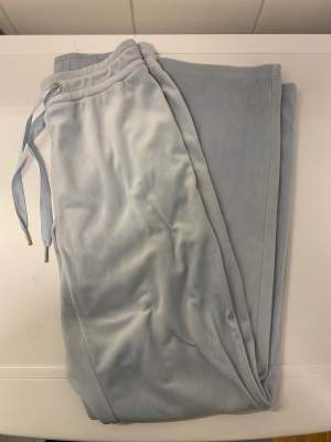 Velour byxa i ljusblå färg från Gina tricot, byxorna är i xs de men passar också S!
