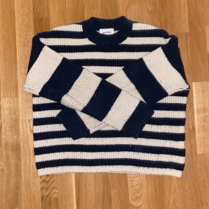 Stickad tröja - Säljer min jätte fina stickade från monki men den har lite tussar på sig där av priset men fortfarande ur snygg 💕