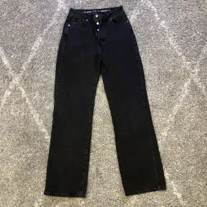 Säljer dessa svarta jeans från bik bok. Jättefina och är sällan använda. Nypris 599kr💗