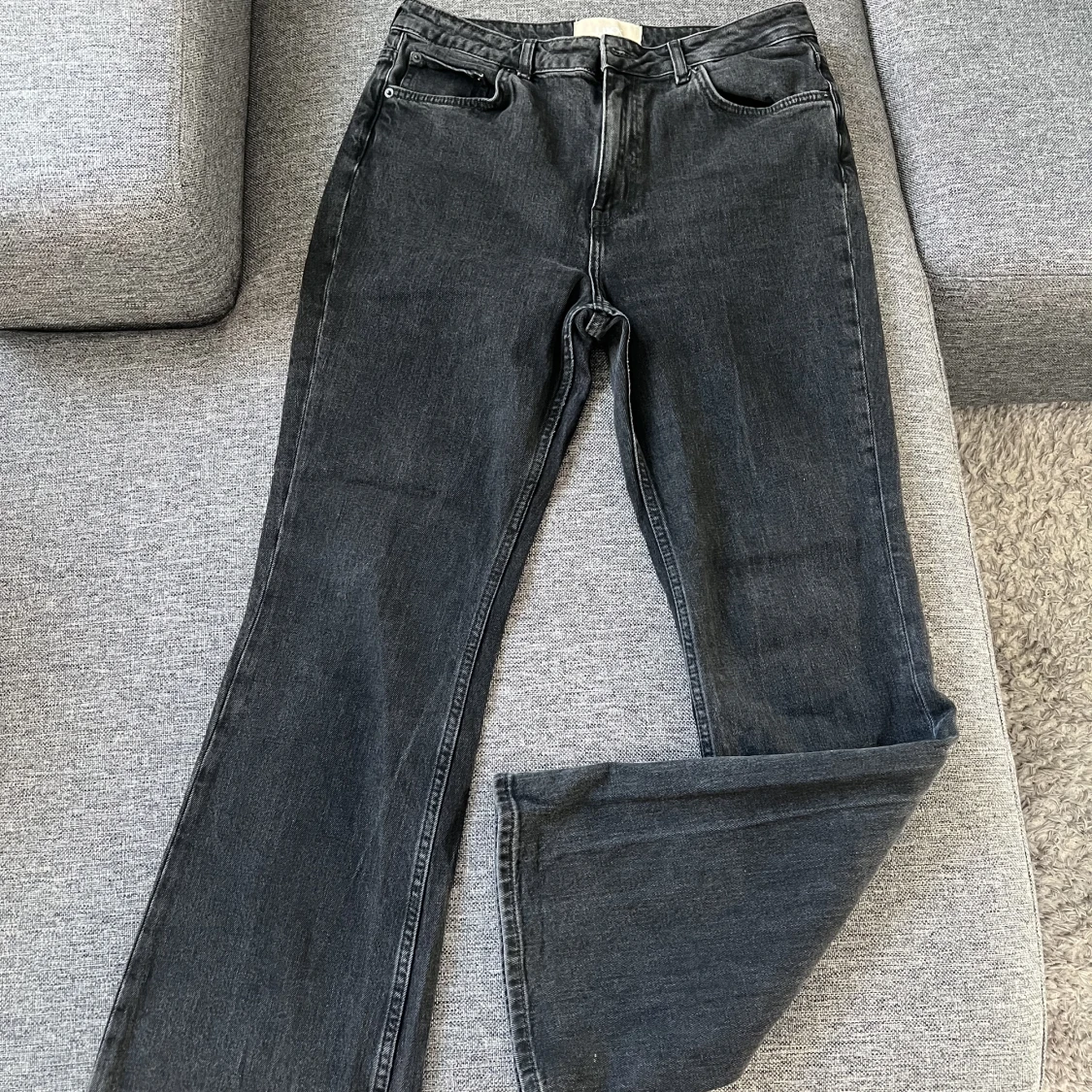 Svarta bootcut jeans  - 90