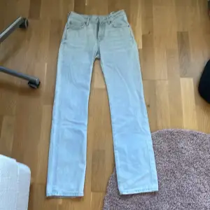 Säljer dessa helt oanvända jeans från Bikbok, säljer för jag köpte fel storlek. Nypris: 700kr. Kontakta gärna innan köp nu. Kan gå ner i pris vid snabb affär. 