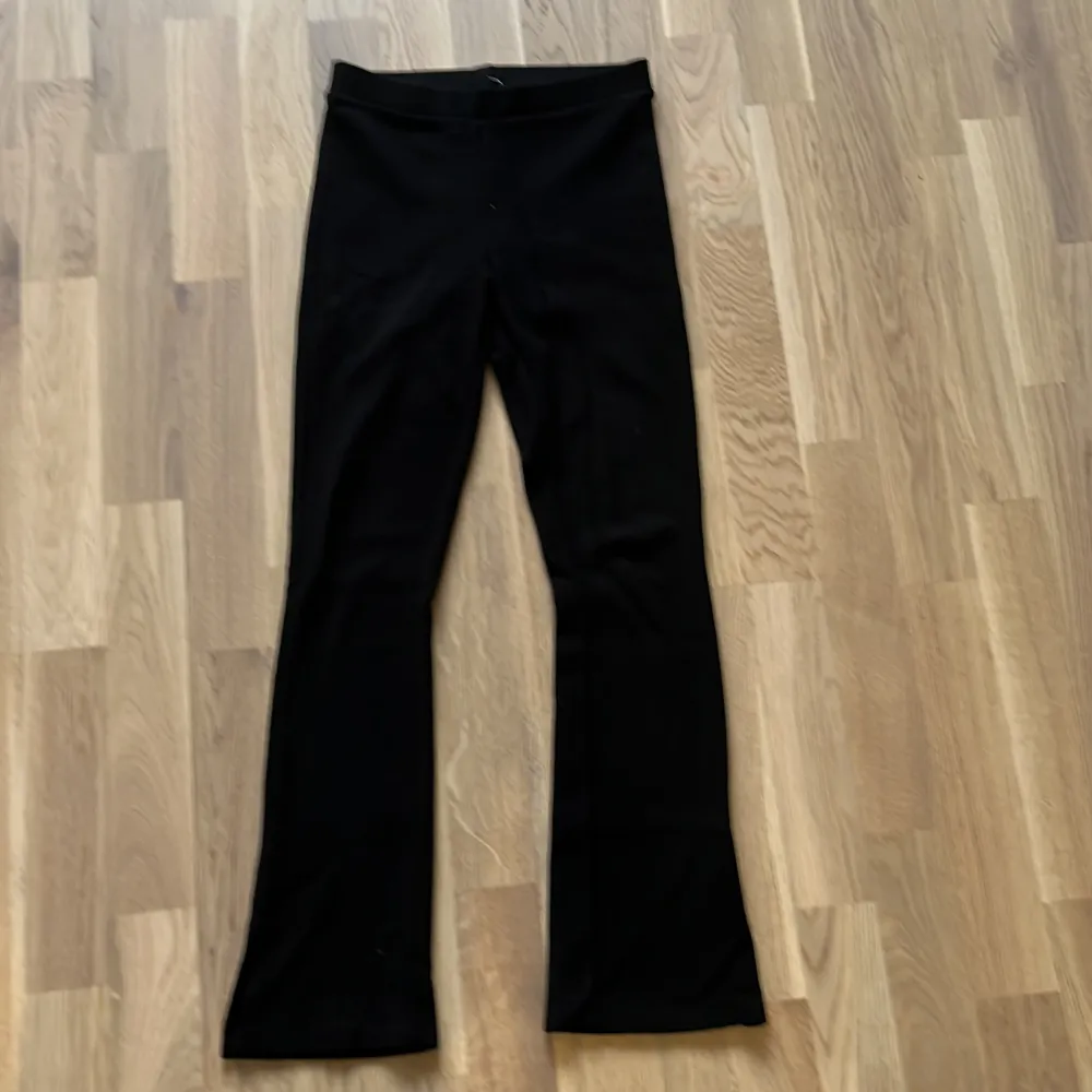 Svarta rivande utsvängda leggings med slits. Stl 140 men väldigt stor i storleken, skulle säga stl 150. Använd enstaka gånger. Från Zara. Jeans & Byxor.