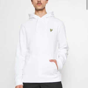Lyle&scott hoodie - Säljer min oanvända hoodie från Lyle and Scott. Storlek 15-16 år men skulle säga att de är S/M Köptes för 850.