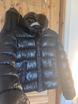 Varm vinterjacka  - Säljer denna trendiga vinterjacka från superdry, köpte förra året och inte mycket använd då jag har för många jackor, inga tecken alls på användning   Nypris 800 säljer för 450 + frakt (säljer enbart via köp nu här på Plick) 💓