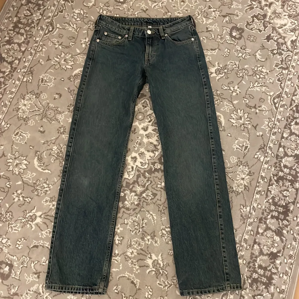 Ett par snygga arrow straight low jeans från weekday som inte kommer till användning längre💕 dom är i väldigt bra skick!. Jeans & Byxor.