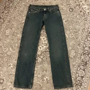 Ett par snygga arrow straight low jeans från weekday som inte kommer till användning längre💕 dom är i väldigt bra skick!