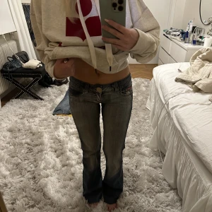Lågmidjade jeans - Så snygga jeans med stor knapp. Sitter som en smäck! Säljer endast vid bra bud!! Midjan är 38cm tvärs över & innerbenslängden är 76cm 💕😇