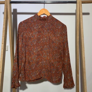 High-neck topp från indiska! - Gott skick! Dragkedjan på baksidan av tröjan är emellanåt något kinkig i övrigt inga anmärkningar. 