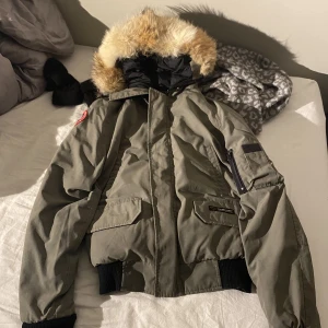 Canada goose - En militär grön canada goose jacka i jätte bra skick, inga defekter, är nytvättat i kemtvätt. Storlek xs men skulle säga att den passar S mycket bra också. Köpte för 5000 här på Plick och säljer för 2500kr. Pris kan diskuteras.