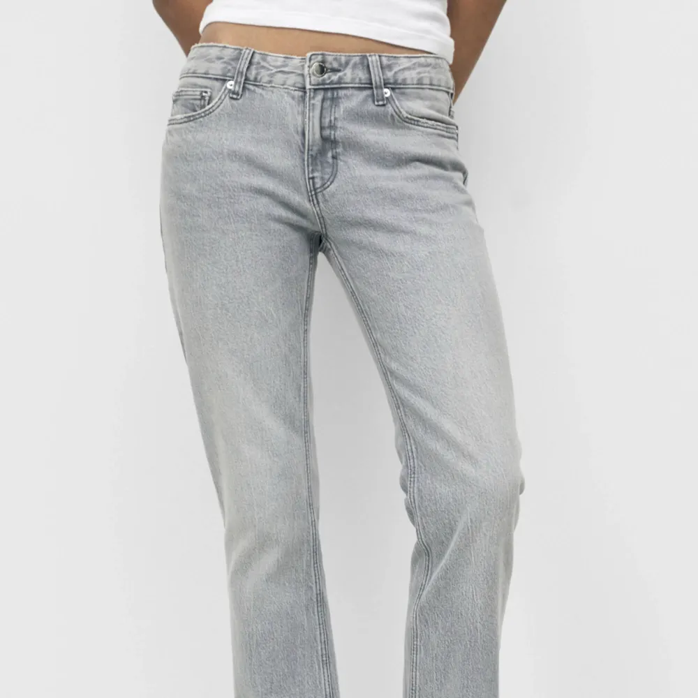 Jättefina gråa slim fit jeans, sitter jätte fina ner till benen. Aldrig använda jeans därmed sitter prislappen kvar kvittot finns också. Säljer pga. För små vid höfterna. De passar S/M. Pris går och diskuteras också🩶🩶🫶🏼. Jeans & Byxor.