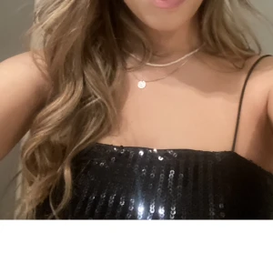 Glittrip topp - Jättefin glittrig kort festtopp perfekt till nyår eller annan temafest!🌟 Kan användas som bandeau eller linne, pris kan alltid diskuteras 🫶🏻