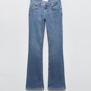 Zara jeans - Trendiga Lågmidjade jeans från zara köpta för inte så länge sedan men har tröttnat på de. 