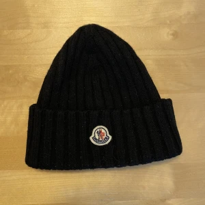 Moncler mössa - Moncler mössa i fint skick. Köpt på NK för ca 1500 kr. 