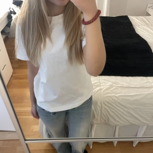 Basic zara t-shirt - Aldrig använt, nyskick. Bra när man inte vet vad man ska ha på sig exempelvis!