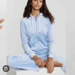 Mjukissett  - Blå mjukissett från Gina tricot (slutsåld) koftan xs och byxan s. Finns två små märken på koftan men inget som syns jättemycket. 