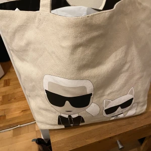 Shopper Karl L - Fin shopper i canvas  Äkta Köpt på Zalando  Inget kvitto kvar 