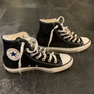 Svarta Converse i fint skick! - Dessa svarta Converse sitter tyvärr inte så bra på mig så de behöver ett nytt hem! Väldigt fint skick bortsett från att snörena är smått fläckiga, men det går ju alltid att fixa😋  Storlek 39 men passar för liiite större också✨