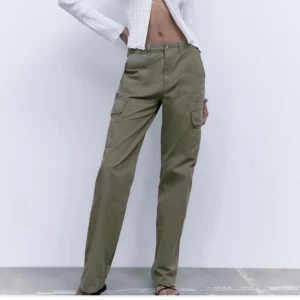 Cargobyxor Zara - Ett par gröna helt oanvända Cargobyxor från Zara som inte längre säljs. I storlek 36. 