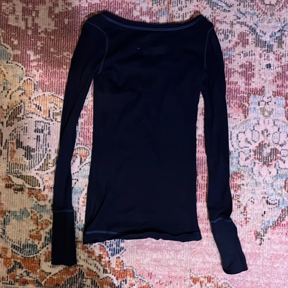 Jättegullig långärmad tröja från hollister i jättebra skick, säljer för att den inte är min stil längre🩷. Tröjor & Koftor.