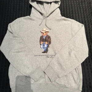 Polo Bear Hoodie | Grå | Medium - Polo bear hoodie Grå Storlek Medium  Tröjan är i perfekt skick och endast använd ett fåtal tillfällen  Snabb och smidig affär utlovas