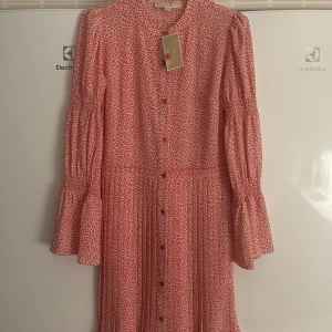 Michael Kors klänning - Jättefin klänning från Michael Kors dom aldrig är använd. Prislappen sitter kvar. Storlek S.