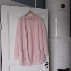 By Marlene Birger cadigan  - Cardigan by Marlene Birger. Storlek S men oversize, passar lätt M o L också. Ljusrosa. Knappt använd 