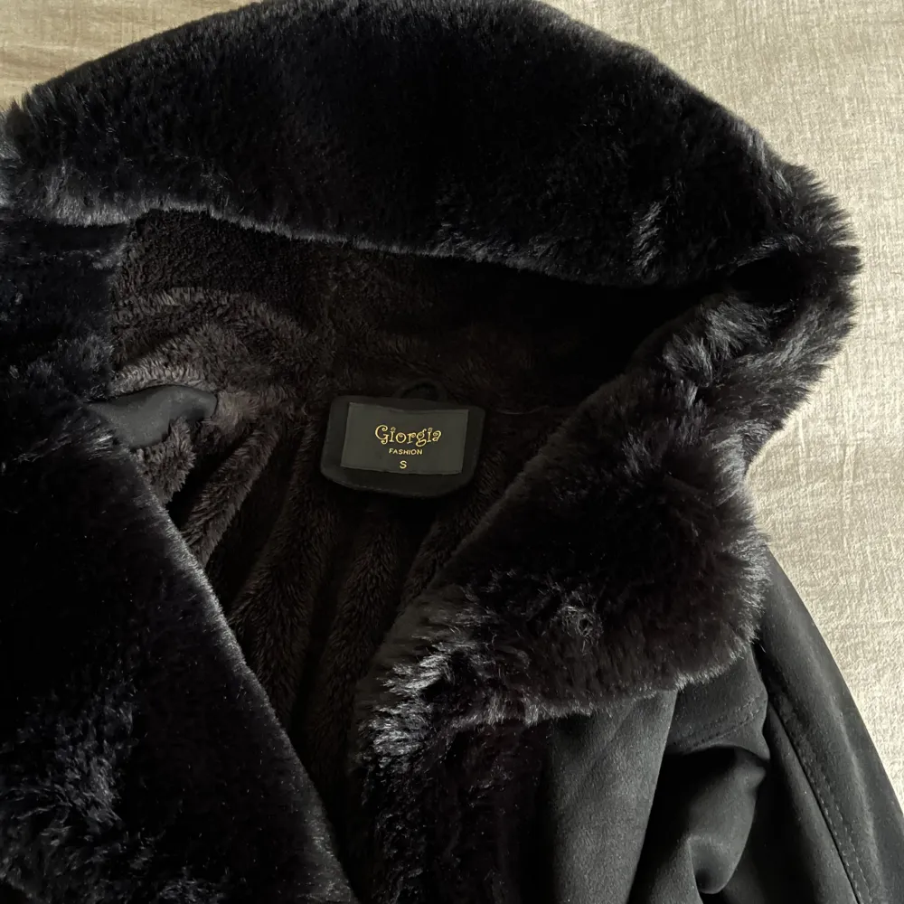 Super snygg jacka med päls, typ aldrig använd, inga defekter. Perfekt till vintern!🤎nypris 1500 kr . Jackor.