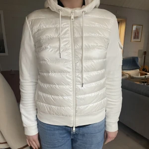 Moncler jacka - Säljer min moncler jacka för att den inte kommer till användning, i storlek M, använd fåtal gånger så den är som ny! Frakten står köpare för