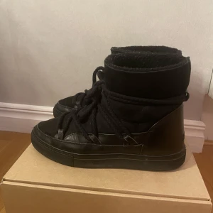 Inuikii skor - Storlek 39 jätte sköna och varma skor. Väl andvända men bra skötta. De är i bra  skick💞