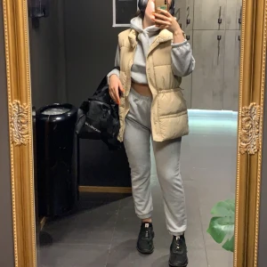 Väst - En väst ifrån missguided i färgen beige. Otrolig fin och kan stylia hur som helst🌸