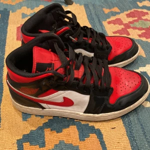 Jordan 1  - Säljer dessa skor pga att jag inte använder dem nypris 1500 kr.  Är is sick 7/10 är lite slitna under till. Pris kan diskuteras.